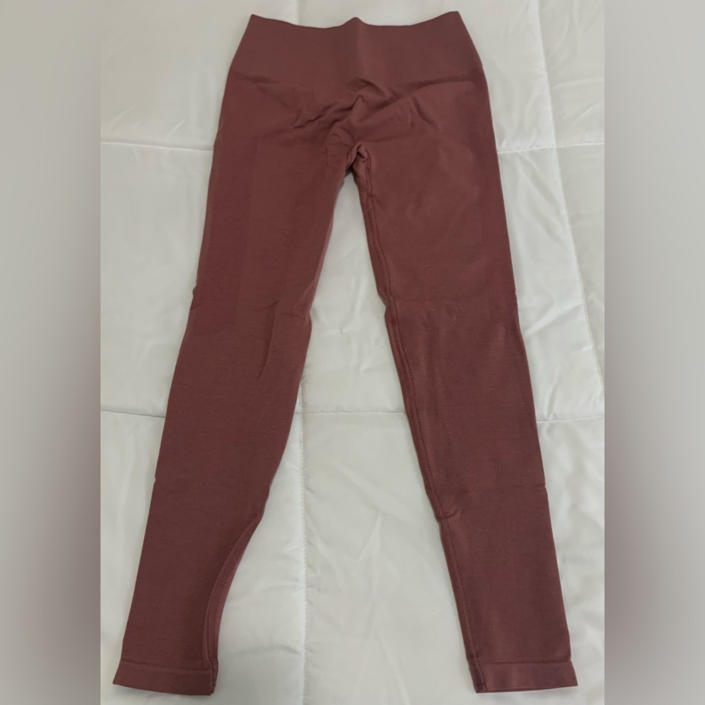 NEW Alphalete Amplify Leggings Size Medium in the colour Rose